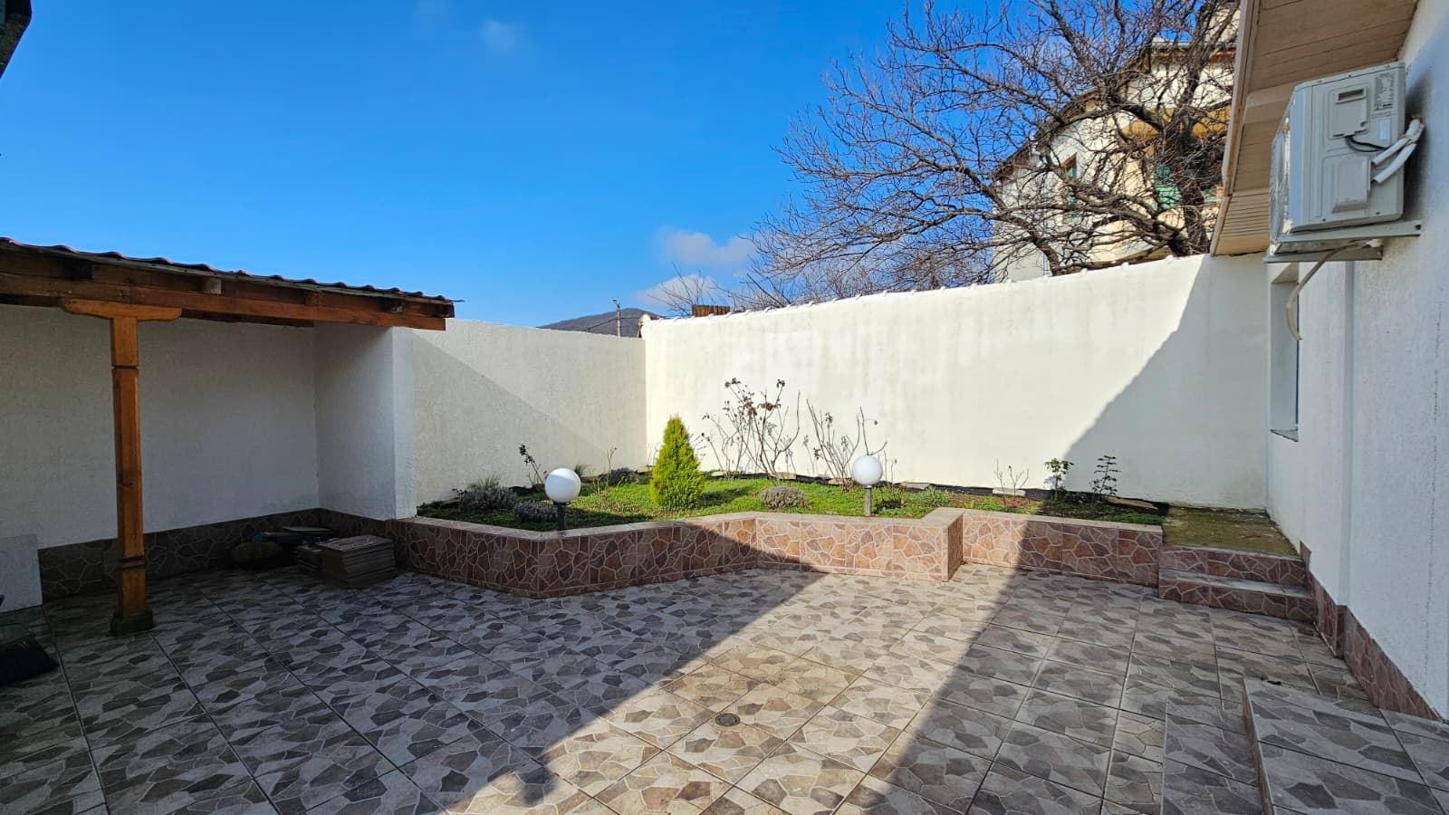 Wyjątkowy parterowy dom z przestronnym ogrodem w spokojnej wsi Kosharitsa