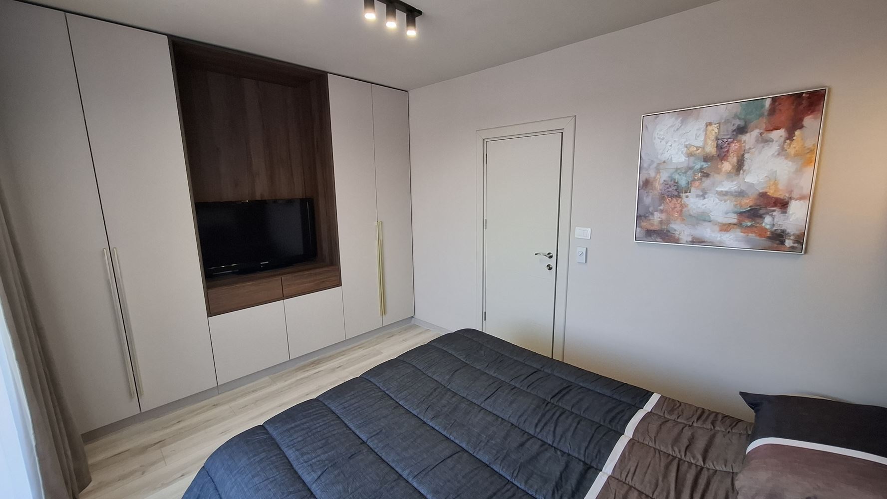 Luksusowy trzypiętrowy townhouse 50 metrów od plaży – całkowicie nowy dom z nowoczesnym wnętrzem i pełnym komfortem