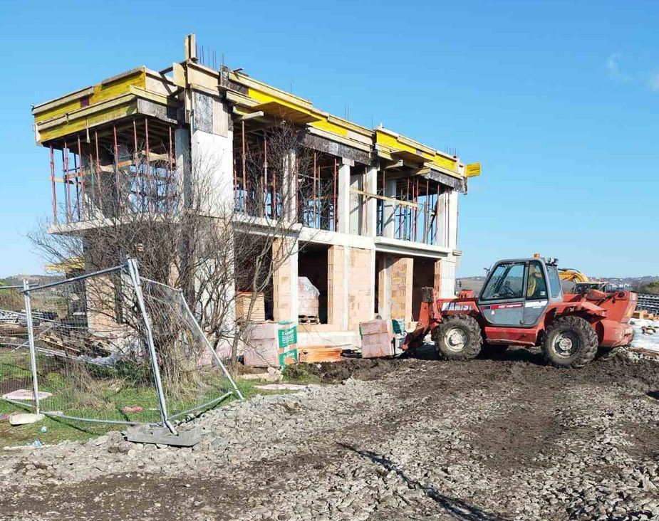Nowoczesny dom z pięcioma pokojami i działką 400 m², trzema sypialniami i bez opłaty za utrzymanie w Vetren w Burgas