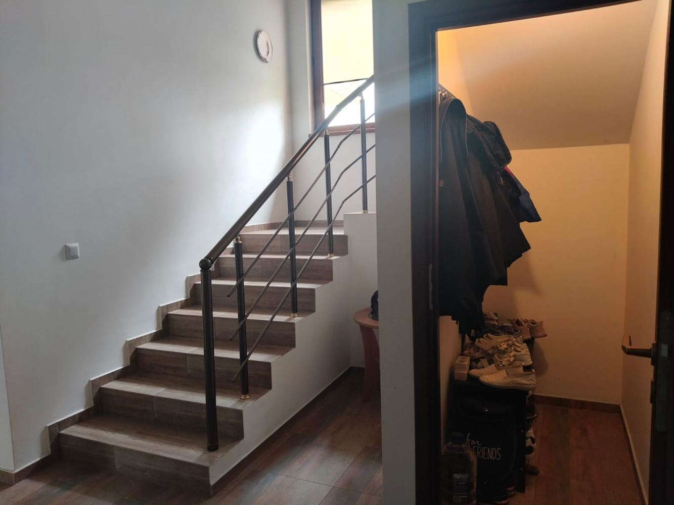  Przestronny trzypiętrowy dom jednorodzinny w centrum Rawdy – komfort, prestiż i pełna niezależność