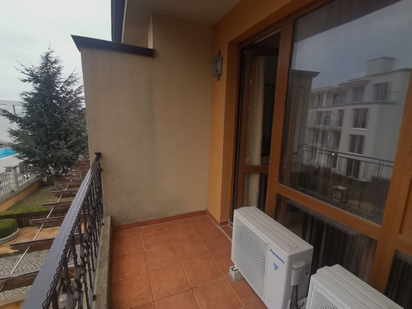 Przestronny dwupokojowy townhouse z ogrodem i tarasami w Sveti Vlas
