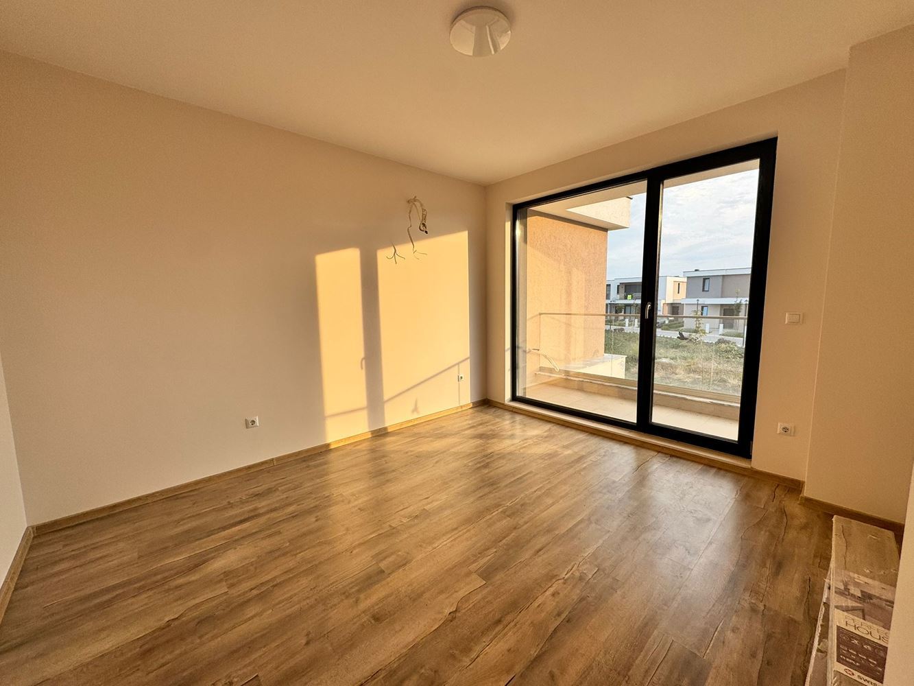  Nowoczesny dwupiętrowy dom z ogrodem w luksusowym kompleksie między Pomorie a Sarafovo – styl, przestrzeń i natura