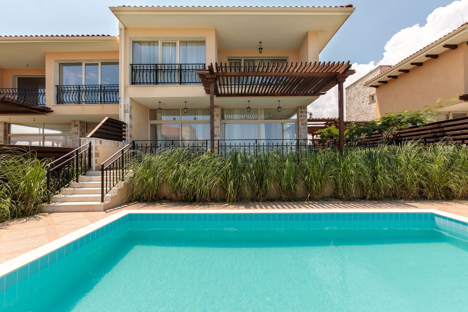  Prestiżowy dom nad morzem z basenem w Lozenets – luksus, spokój i inspirujące widoki