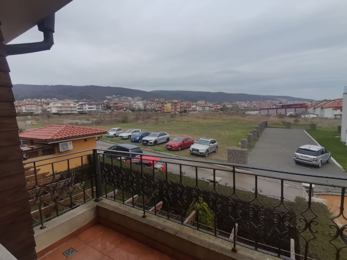 Przestronny dwupokojowy townhouse z ogrodem i tarasami w Sveti Vlas