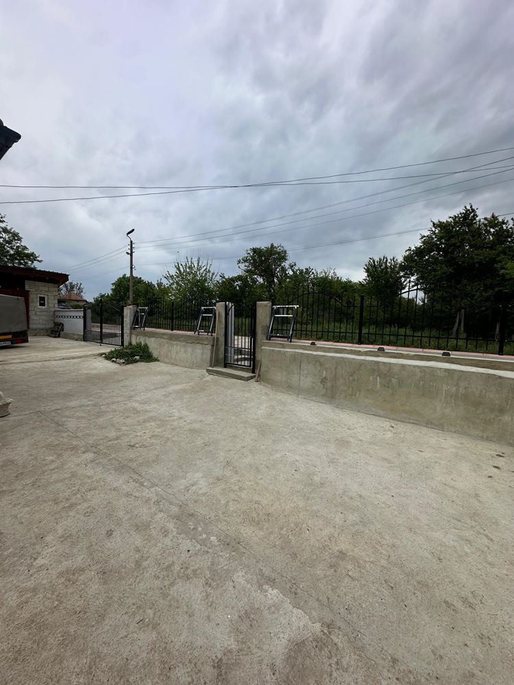 Całkowicie odnowiony dom z ogromną działką i idealnymi warunkami do całorocznego zamieszkania