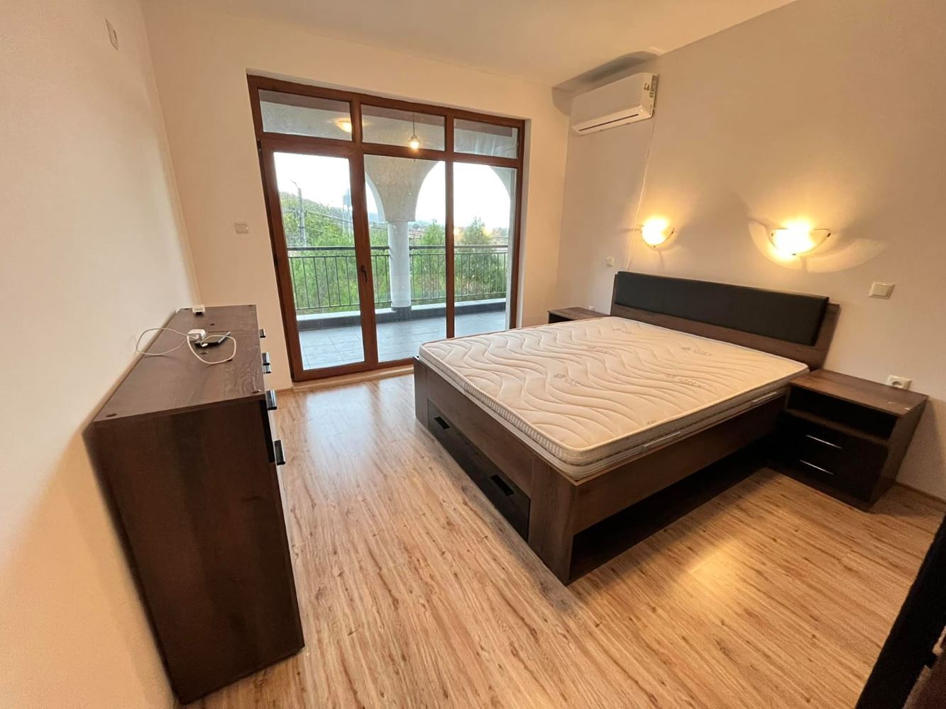 Dwukondygnacyjny dom wolnostojący w miejscowości Goritsa – całkowicie odnowiony dom z ogrodem i piękną werandą