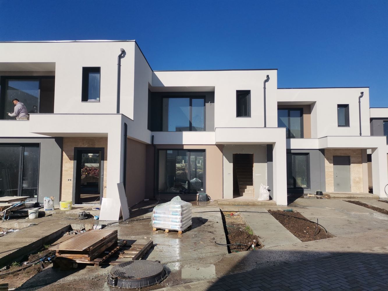 Nowoczesny dom dwukondygnacyjny w zamkniętym kompleksie między Pomorie a Sarafovo – komfort, bezpieczeństwo i całoroczne zamieszkanie