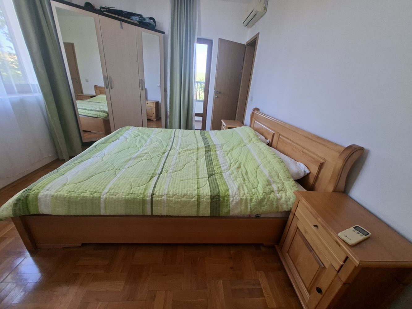 Dwupiętrowy dom z widokiem na morze, prywatnym ogrodem i miejscem parkingowym w zamkniętym kompleksie