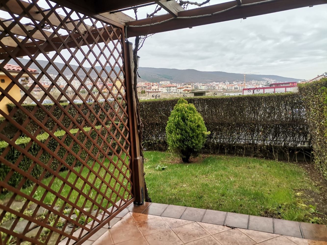 Przestronny dwupokojowy townhouse z ogrodem i tarasami w Sveti Vlas