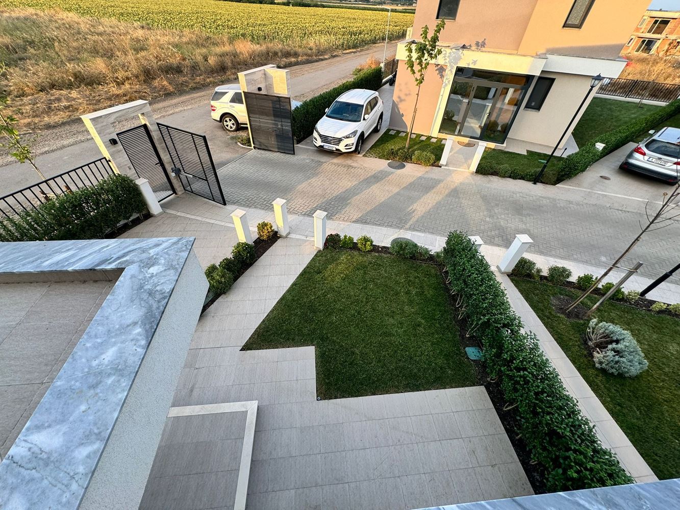  Nowoczesny dwupiętrowy dom z ogrodem w luksusowym kompleksie między Pomorie a Sarafovo – styl, przestrzeń i natura