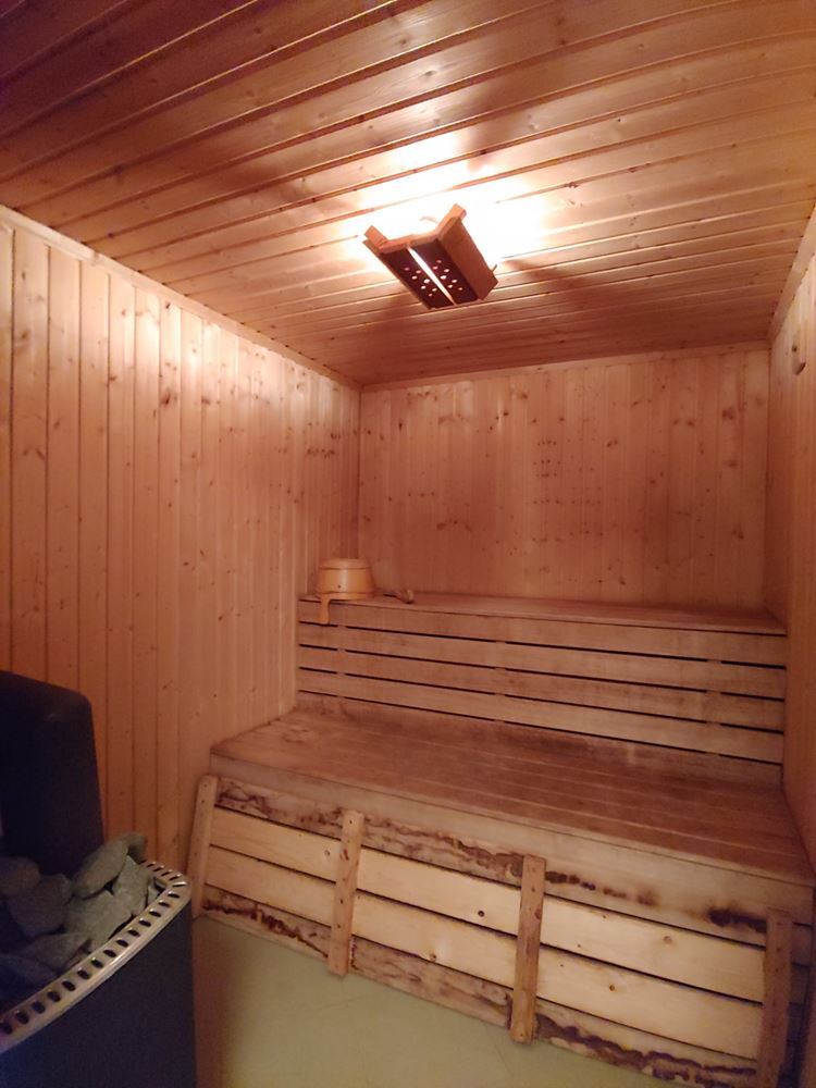 Przestronny dwupiętrowy dom z ogromnym ogrodem, kominkiem, sauną i jacuzzi we wsi Drachevo