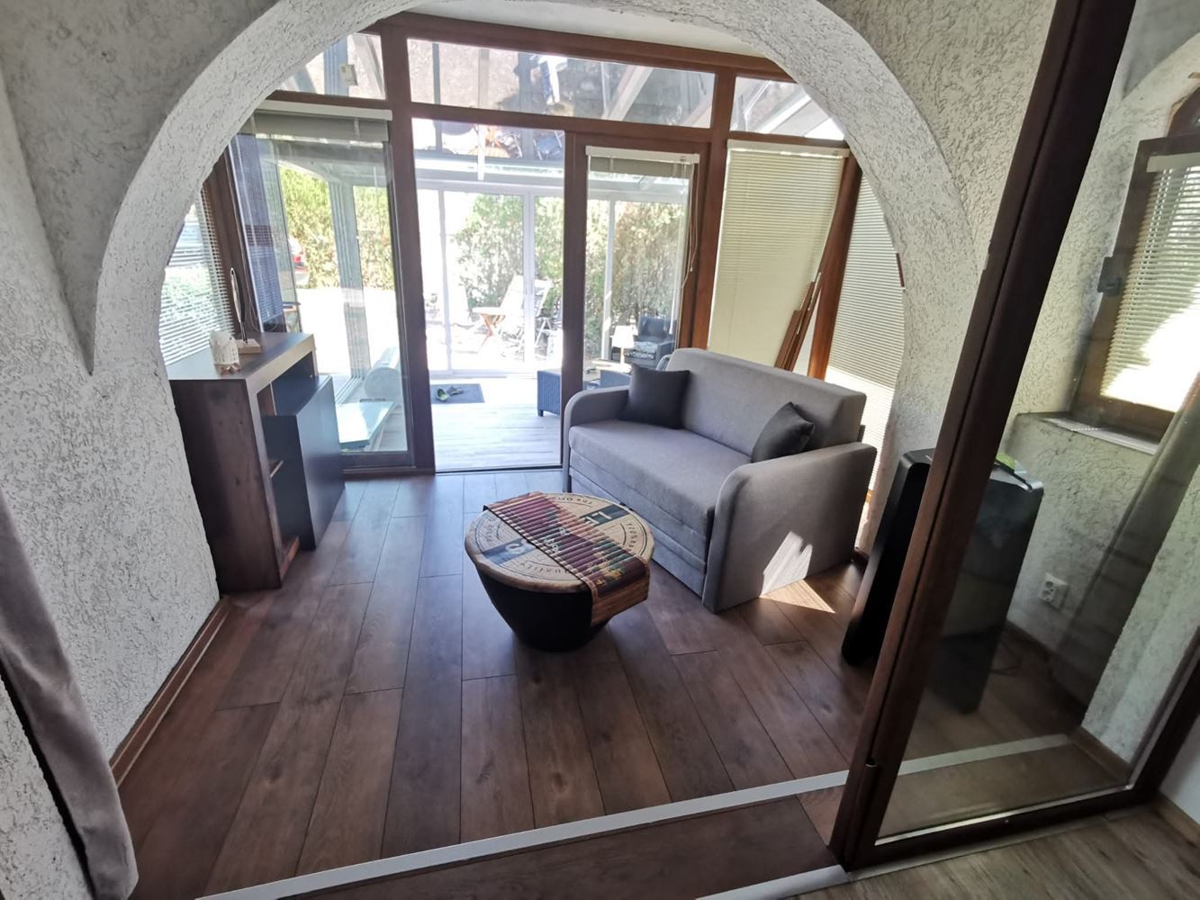 Dwukondygnacyjny dom wolnostojący w miejscowości Goritsa – całkowicie odnowiony dom z ogrodem i piękną werandą