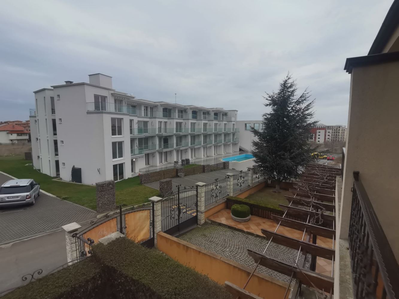 Przestronny dwupokojowy townhouse z ogrodem i tarasami w Sveti Vlas