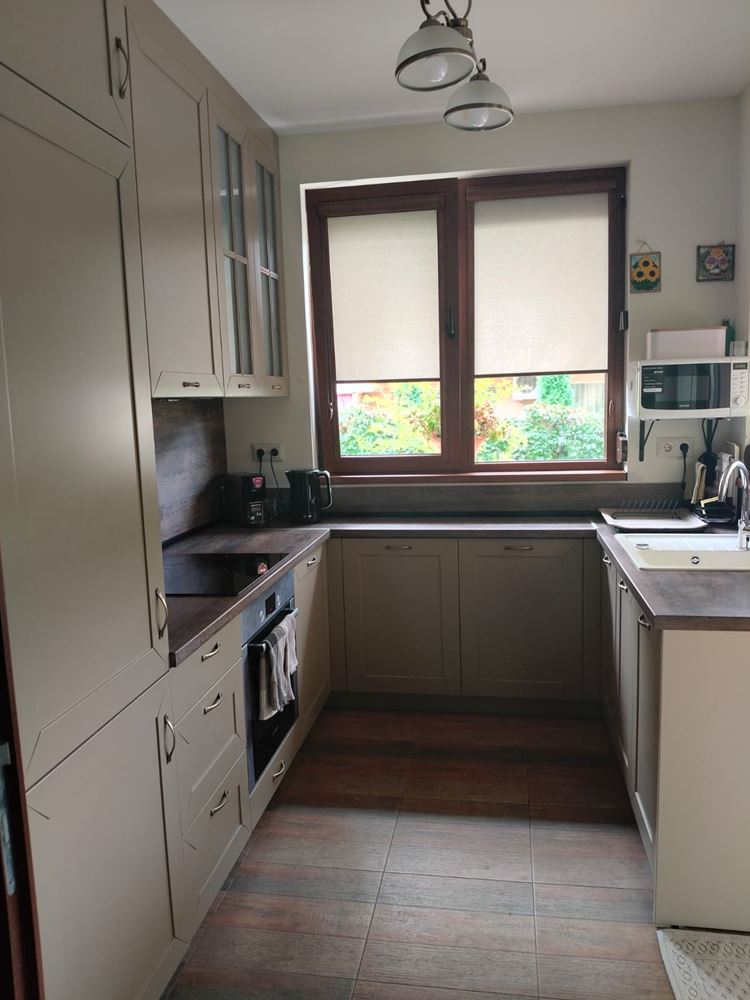  Przestronny trzypiętrowy dom jednorodzinny w centrum Rawdy – komfort, prestiż i pełna niezależność