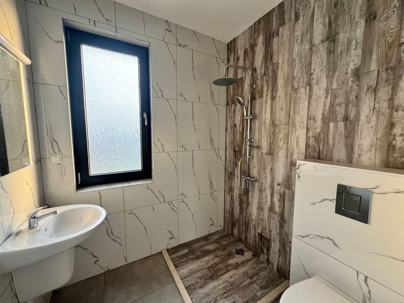  Nowoczesny dwupiętrowy dom z ogrodem w luksusowym kompleksie między Pomorie a Sarafovo – styl, przestrzeń i natura