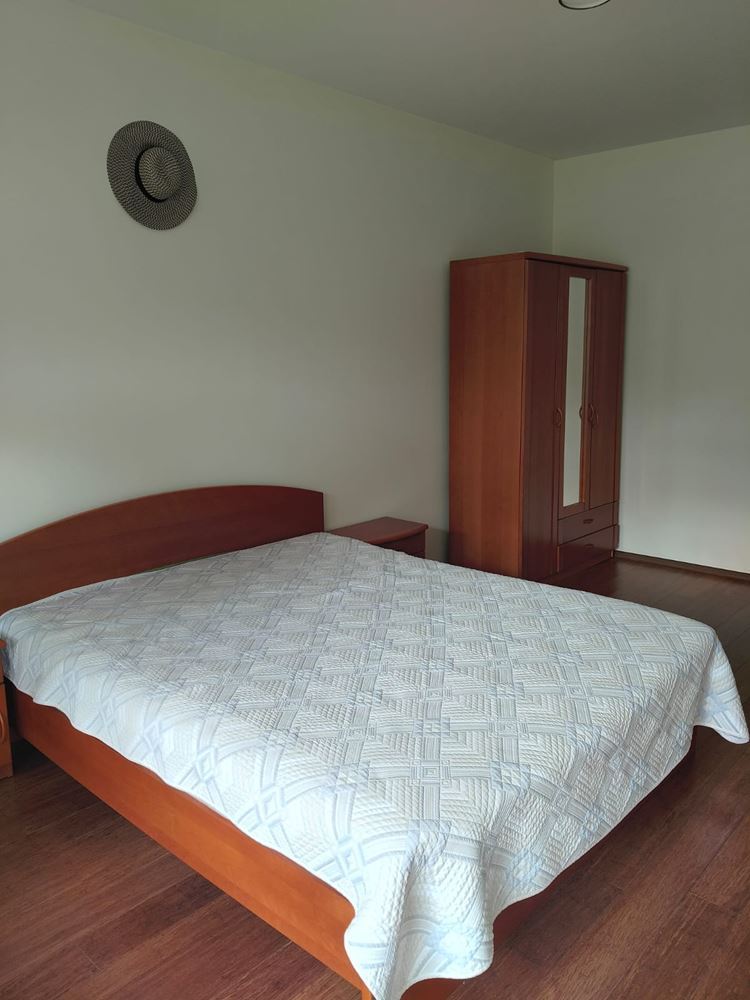  Przestronny trzypiętrowy dom jednorodzinny w centrum Rawdy – komfort, prestiż i pełna niezależność